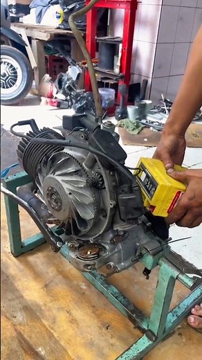 Starting a Classic Vespa Engine#repair #machine #mechanic #shorts #workshop