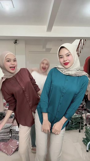Yang belakang sudah make sandal heels masih harus loncat 😂 #smsolo #blouse #outfit