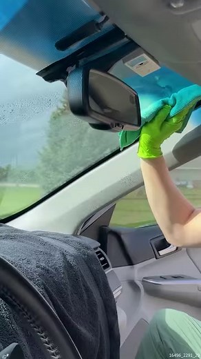 69K views · 650 reactions | The BEST Way to Clean the Inside of Your Windshield #cleaningtips #cleaningideas #cleaninghacks #carcleaning | Clean That Up | Facebook