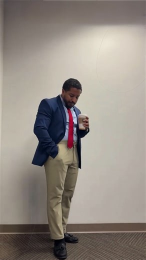 SCAD Career & Alumni Success on Instagram: "As SCAD Portfolio Day approaches… career adviser Mario Daye shows how to dress to impress 👏👔"