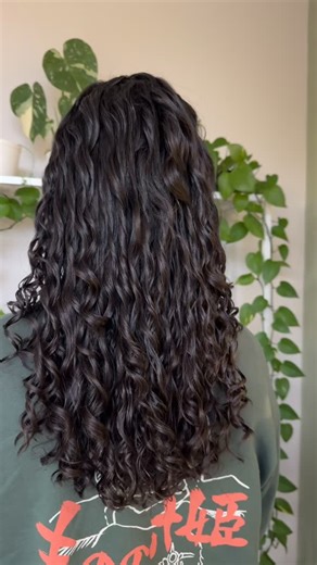 Nichole Clark on Instagram: "Always short on time but still want your curls to shine? ✨ This client needed a low-maintenance routine that works fast. We started by removing buildup so her curls could actually drink up moisture again. Then we kept it simple: 💧 Step 1: A smoothing cream for slip and softness 💪 Step 2: A strong-hold gel for lasting definition In the salon, we dried her under the hood for maximum definition — but at home, she’ll air dry and still get gorgeous results. Want to see 