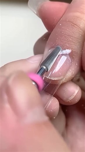 CURSO GRATIS DE UÑAS on Instagram: "Un buen sellado es la clave del soft gel💅 #cursodeuñas #uñasacrilicas #nailart #eeuu🇺🇸 #estadosunidos🇺🇸"