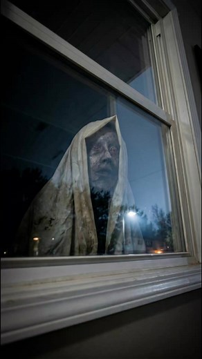 What would be the first thing you’d do if you saw these glowing eyes in your window at midnight? 😱 I’d probably leave the house… Waiting for your survival plans in the comments! 👇 #artiexhouse #horror #midnight
