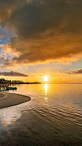 Bask in the warmth of gold as light transforms the ordinary into the extraordinary. Shop Now: https://aaronchang.com/pages/fine-art-by-aaron-chang #finearts #fineartphotography #photography #oceanphotography #aaronchang #artinstallation #customeart #canvasart #landscapephotography #seascapephotography #oceanlover #outdoorphotography | Aaron Chang