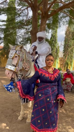 Beautiful culture of ilorin wedding ☺️ On Sunday morning, the bride leaves her husband’s house again to go to her own family house. When she gets there, she will be given one or two big and tight bangles to adorn her hands with. She will be given another set of these bangles to also adorn her legs with. She is then expected to wear this for a week before removing it. In the olden days, these bangles are worn by the bride for 5 months before she can remove them. She is then given gifts of some of