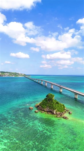 エメラルドグリーンの海の上を、爽快ドライブ🚗 📍古宇利大橋｜古宇利島 沖縄県 #沖縄 #沖縄旅行 #古宇利島 #ドローン #drone ...