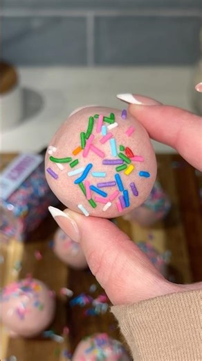 viral chocolate chip cookie cake pops recipe 🍪🌈 #recipe #cookies #shorts #dessert #chocolate #food