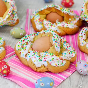 148K views · 4.6K reactions | Ed eccoli qui, i 퐏퐔퐏퐈 퐂퐎퐍 퐋'퐔퐎퐕퐎: per tradizione ogni anno li preparo insieme ai miei bambini che si divertono a scegliere le forme da intagliare. Adoro quando la cucina si trasforma in un luogo in cui vivere questi momenti semplici ma gioiosi ❤️ | Tuorlo Rosso | Facebook