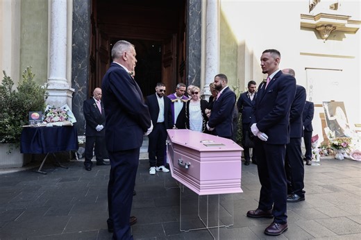 Obsèques de Loana : Steevy Boulay, Alexia Laroche-Joubert, Benjamin Castaldi... Ces célébrités présentes pour rendre un dernier hommage à l'icône brisée