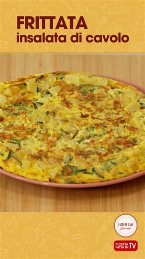 FRITTATA FANTASIA CON INSALATA DI CAVOLO Un’idea facilissima adatta ad ogni occasione 😘 INGREDIENTI PER LA FRITTATA 1 porro 2 patate 1 zucchina 6 uova 10 fiori di zucca Olio extravergine di oliva q.b. Sale fino q.b. Pepe q.b. PER IL CONTORNO Cavolo cappuccio viola q.b. Feta q.b. a cubetti Noci q.b. spezzettate Aceto q.b. Olio extravergine di oliva q.b. Sale fino q.b. PROCEDIMENTO Mettiamo un po’ d’olio extravergine d’oliva in una padella e tritiamo dentro il porro tagliato a rondelle grossolane