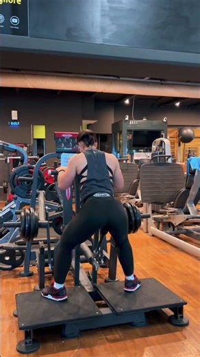 How to do Belt squat #glutesworkout #gluteworkouts #sumosquatmachine #gymgirl #guideexercise