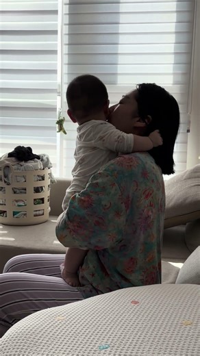 Morning cuddles and kissies with my Rowan bear — our sweetest little routine 🐻☀️💛