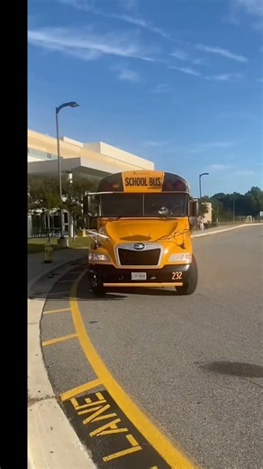 Bus 232 Arriving at the HS