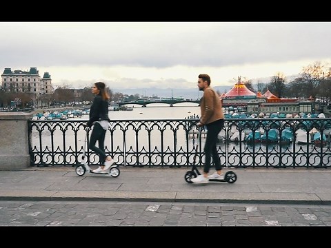 Micro Scooter Black Deluxe - The luxury Scooter with integrated lock