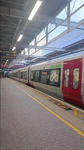 Class 745 Stansted Express à Tottenham Hale