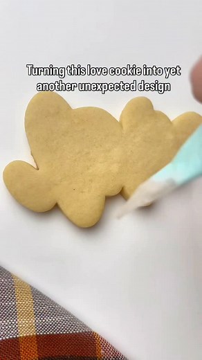 It’s Friday! And I’m still in love! In love with this cookie design. It’s sooo Garty Goodies, don’t you think? Making this cute bubble bath bear was the perfect way to celebrate my coloring book launching today. I absolutely cannot wait to see all the adorable creations that are going to be made with my book! Thank you to everyone who has already purchased one, I’m so excited to get them in your hands! Head to gartygoodies.com to snag yours! Today’s love design submitted by @Lisa Off Script (on 