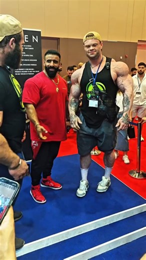 💪 This is @danilov_sergey95 (right), he is qualified for the 2026 Mr. Olympia. Look at the size difference compared to Hadi Choopan. I bumped into Sergey once at the IFBB World Championships, I can honestly tell you he is a monster, he will probably be the biggest on stage at the 2026 Mr. Olympia. 🔗🎥 To subscribe to The Muscle News, click the YouTube link in our bio or search for "The Muscle News" channel on YouTube. #sergeydanilov #bodybuilding #bodybuildingfreak #themusclenews | The Muscle 