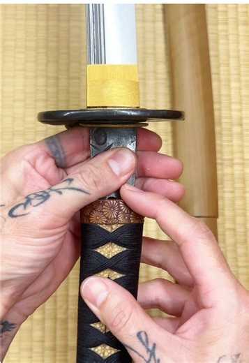 Why are swords stored in a white scabbard?🗡️✨ White scabbards are made from magnolia wood. This wood has the following properties: • It absorbs and releases moisture appropriately. • It contains very little resin or oil, which makes it less likely to cause rust. These properties make it ideal for protecting the sword blade from rust. #katana #japan #samuraisword #samurai #shogun