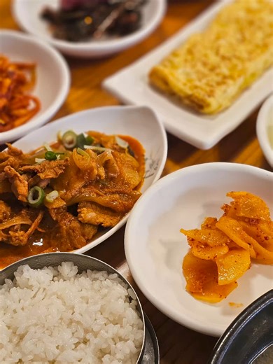 🌹비아동 백반맛집, 장미식당 입니다. . 구독자님이 추천해주셔서 다녀왔습니다. 1인 8000원에 백반 한상이 나오는데 각종 나물 반찬과 계란말이, 제육볶음, 배추된장국까지 가성비 훌륭해서 추천할만하더라구요. . 백반 뿐 아니라 각종 찌개류도 있고 찌개에는 반찬도 동일하게 나와서 집밥 같은 한식 먹고 싶을때 오면 딱 좋을 거 같습니다. . 📌장미식당 주소 : 광주 광산구 비아안길 70-8 #광주맛집 #비아동 #비아동맛집 #백반맛집 #광주백반