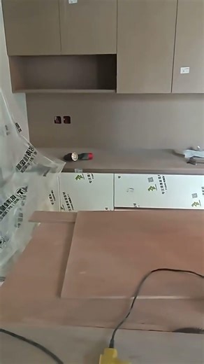 Cutting a board easily and neatly for clean woodworking results