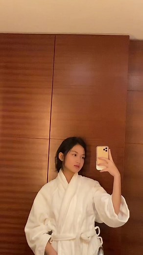 Mirror Selfie Tips for a Cozy Bathroom Setting