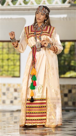 Classy bride ✨ on Instagram: "✨ Découvrez l’élégance de la tradition ✨ Notre magnifique robe kabyle aux broderies raffinées est désormais disponible en location   Taille : 36-42  Parfaite pour vos cérémonies, fiançailles ou soirées inoubliables. Réservez dès maintenant et brillez avec authenticité ! Bijoux : @bijouteriederridj Photographer: @djealii"