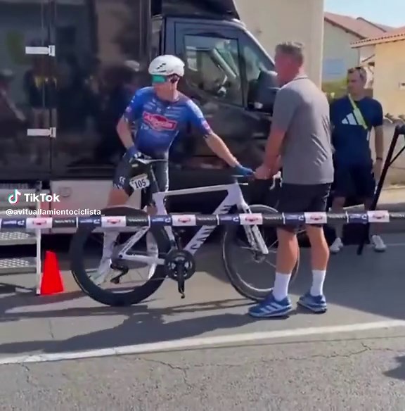El cabreo de Jasper Philipsen tras la etapa 8 del Tour 😡 El sprinter belga del Alpecin lleva cero victorias y ningún podio en las llegadas masivas que hubo hasta ahora en la ronda francesa #jasperphilipsen #alpecinpremiertech #TDF26 #viral