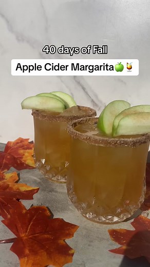 Cheers to crisp air, changing leaves, and apple cider margaritas! 🍂🍹 Its autumn's sweetest sipper🍏 😋 #fallcocktails #margaritas #cocktails #apple #caramelapples #tequlia