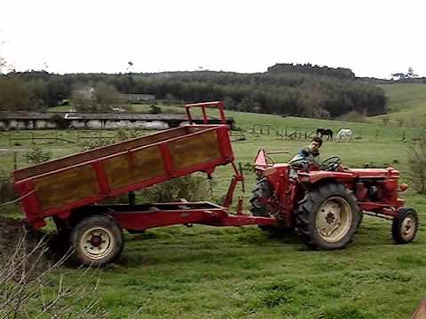 Tracteur Renault Super 5 (R7054) avec remorque hydraulique.