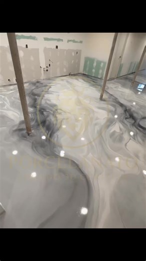 O reflexo das luzes no piso realça a profundidade e o contraste das cores, dando uma sensação de amplitude e sofisticação ao ambiente. Este é o tipo de revestimento que une arte, tecnologia e requinte, ideal para quem busca um toque moderno, limpo e de alto padrão em seu espaço. Um porcelanato líquido que impressiona à primeira vista — único, elegante e feito sob medida #PorcelanatoLíquido #PorcelanatoLíquido3D #PorcelanatoLíquido3DCuritiba #AplicadorDePorcelanatoLíquidoCuritiba