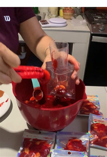 Cómo usar un tubito para gomitas con chamoy