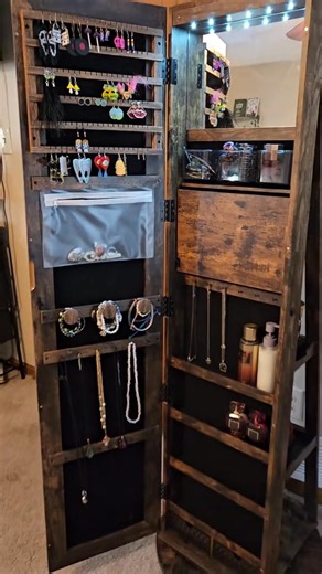 ✨ Meet your new morning must-have! This elegant frameless full-length mirror isn’t just for checking your outfit — it’s also a 360° rotating jewelry organizer that keeps everything you love beautifully displayed and easy to find 💍👠 💡 Why you’ll love it: 💎 6 LED lights that softly illuminate your jewelry at night 🎀 120 earring slots, 104 ring slots & 18 necklace hooks — no more tangles! 🪞 Built-in mini vanity shelf for makeup touch-ups 🌿 Elegant rustic brown finish that complements any dec