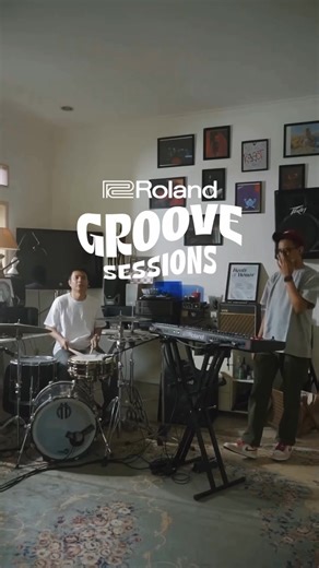 The FANTOM-06 weighs significantly less than most other professional keyboards, so it’s easy to carry your instrument from your home studio to jam or recording sessions. 🎵 @kennygabrl and @ramandhasatya #Roland #RolandSynthAndAira #FANTOM06 #Syntheziser #SP404MKII #groovesession | Roland