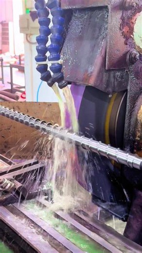 注塑机是间歇式成型，挤出机是连续出料，二者的炮筒结构、长径比设计不一样，但工作原理一致，都离不开炮筒。#螺杆炮筒#注塑加工厂 #塑料制品厂 #塑胶制品厂 #螺杆