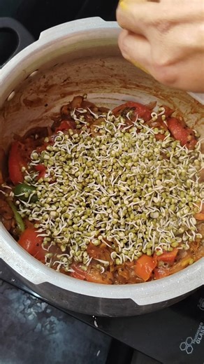 Sprouted Paasi Payaru Satham | Healthy Lunch Recipe 🌱🍚 #Shorts