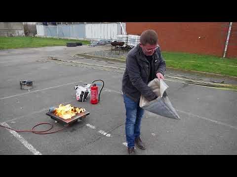 Demonstration couverture anti feu -Youtube