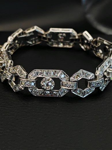 Siente el lujo en cada detalle ✨ Una joya que habla de poder, elegancia y distinción absoluta 💎 💍 Pulsera de diamantes en oro blanco 18k 💰 5.280€ 📦 Recíbelo en 24/48h 🚚 Envío gratis en pedidos superiores a 99€ 💰 Precios sujetos al valor del oro (vigentes a día de publicación) 📲 Contacta para más info.