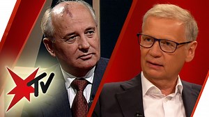 Am 23. September 1992 gab Gorbatschow bei stern TV sein erstes Live-Interview auf deutschem Boden. Der Moderator der Sendung war damals Günther Jauch. Anlässlich des Todes von Gorbatschow am vergangenen Dienstag, schaut er gemeinsam mit Steffen Hallaschka auf das Gespräch mit Gorbatschow zurück und erzählt, wieso seine Familie eine ganz besondere Verbindung zu dem ehemaligen Präsidenten der Sowjetunion hat. | stern TV