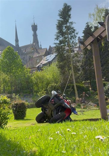 On a eu plus facile à sortir le quad du trou que mon grand-père… C’est une situation normale dans une famille ? Ou ça n’arrive que chez nous ? 😂 #quad #fail #crash #fu #m