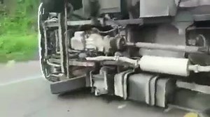 2K views · 25 reactions | Ni los tiros al aire de un policía impidieron que saquearan otro camión volcado. El nuevo caso sucedió en una vía entre Cartagena y Barranquilla este jueves. En esta ocasión se trataba de un vehículo que iba cargado de pescado para vender. | Actualidad Zuliana Noticias | Facebook