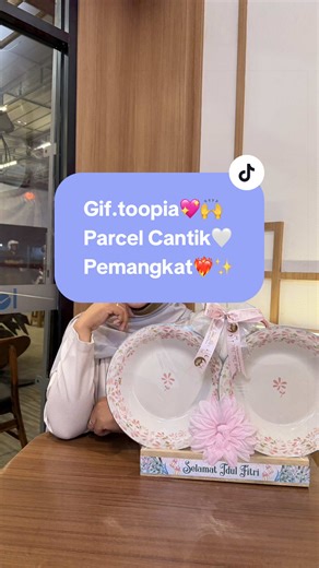 Parcel cantik bebas request sesuai budget dan model hanya dari @gif.toopia Pemangkat nih guys, kalian bisa order dg harga terjangkau, packaging yg kokoh dan mewah, udah lengkap dg greeting cards dan bisa kirim area Pemangkat dan luar Pemangkat yaa✨❤️‍🔥💖
