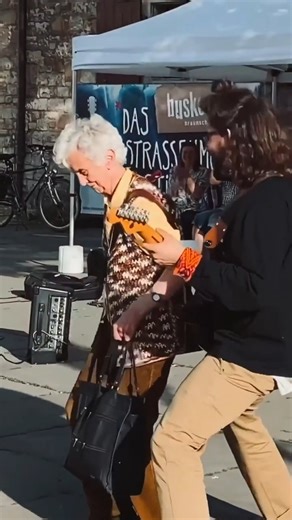 A groovy brilliant busker Borja Catanesi and a fun-loving groovy lady! 😍 | The Music Man