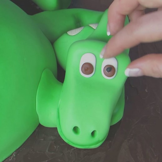 How To Make A GOOD DINOSAUR CAKE! The Easy Way! 🦖🦕 | The Icing Artist