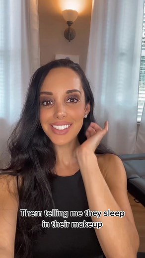 GOOD SKIN doesn’t sleep in makeup ☝🏼 When we sleep our skin is working twice as hard.. creating new collagen and generating cell turnover. This is when cell mitosis occurs- cell division that renews and repairs skin!! It is crucial to apply hydrating, anti-aging products before bed! #skincare #skinmeme #trending #makeup #mua #skinroutine #antiaging #reels #reelsofinstagram #nighttimeroutine #healthyskin #glowingskin #skinbyarielle #lipbunnybeauty #esthetician #estheticianlife #estheticianreels 