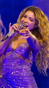 Shakira sings Las de la Intuicion and Estoy Aqui song.