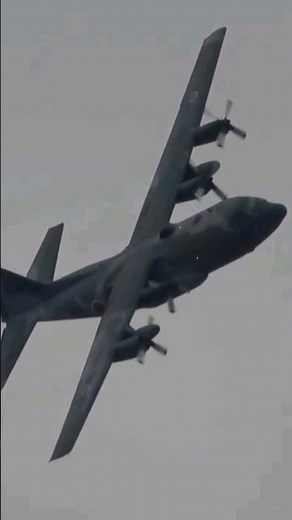 戦術輸送機、C-130の激しい機動飛行