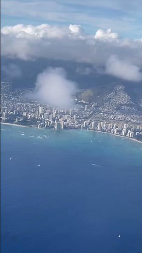 Flying over Honolulu with view of Diamond Head Crater ✈️. #honolulu #airplane #diamondhead