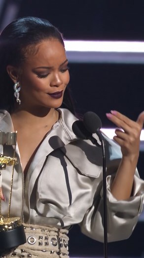 370K views · 15K reactions | It’s @rihanna’s world and we’re all just glad to be living in it ☺️ #VMAs | Video Music Awards | Facebook