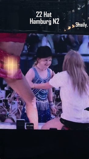 22 haaat adorable moment #HamburgTSTheErasTou | Shaily.