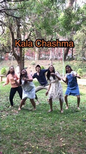 Indian girls teach me how to dance 🇮🇳